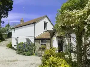 Einschlägige One-Bett-Holiday-Unterkunft mit schönen Blicken auf den Wheal Grey-Lake.