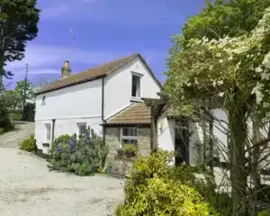 Cosy one bedroom detached holiday rental with beautiful views over Wheal Grey Lake.