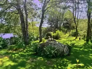 Zwei Holiday-Unterkünfte mit schönem Garten und schöner Umgebung.