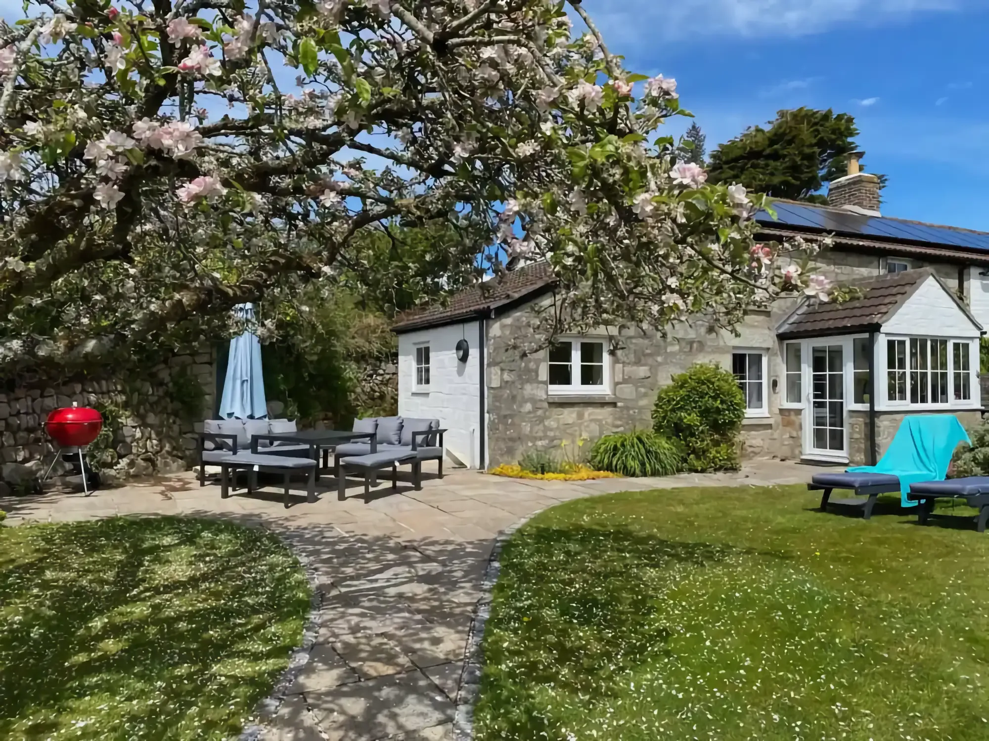 exterior of the one bedroom holiday rental at Tresowes Green Cottage